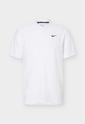 Άσπρο polo μπλουζάκι Nike με κοντό μανίκι, μαύρο λογότυπο Nike swoosh στο αριστερό στήθος και γιακά με κουμπιά.