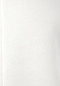 Weißer Strickpulloverstoff mit einer strukturierten Oberfläche, der ein enges Stichmuster und eine glatte Haptik aufweist. Keine auffälligen Hardware-Elemente oder Akzente.