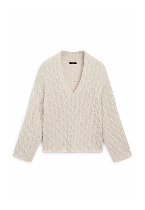 Beige kabelstrikket sweater med lange ærmer og dyb V-hals, der har et tekstureret, snoet mønster over hele stoffet.