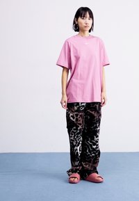 Nike Sportswear CALM - Natikači - canyon pink