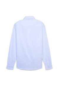Camicia azzurro chiaro a maniche lunghe con colletto standard, cucitura del yoke posteriore e polsini con bottoni. Tessuto liscio senza motivi o accenti visibili.