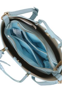 Borsa a tracolla azzurro chiaro con esterno in pelle liscia. Presenta due scomparti interni, uno con zip, foderati in morbido blu con dettagli dorati.