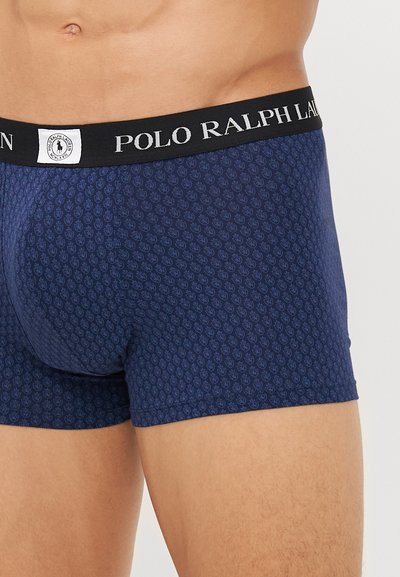 Boxeri bleumarin cu un model geometric, având un brâu negru inscripționat cu "POLO RALPH LAUREN" în litere albe.