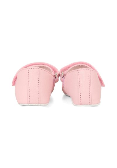 Bottes en cuir rose avec une forme arrondie, doublure douce et semelle en caoutchouc blanche. Comprend une sangle Velcro et des détails de couture sur les côtés.