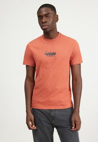 Calvin Klein CUT THROUGH LOGO - Apdrukāts T-krekls - copper sun
