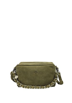 Sac bandoulière rectangulaire en daim vert olive avec détail chaîne dorée et sangle ajustable, logo Mila Louise Paris embossé à l'avant.