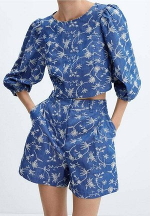 Blaues zweiteiliges Outfit mit weißer Blumenstickerei, bestehend aus einem kurzen Oberteil mit Puffärmeln und hoch taillierten Shorts mit Taschen.