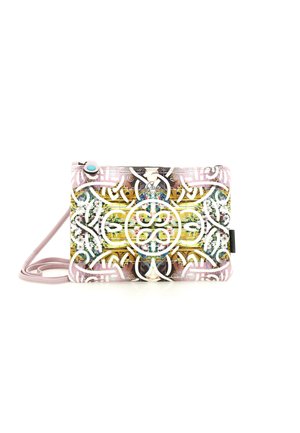 Borsa a pochette multicolore con texture e intricati motivi floreali, dotata di una tracolla rosa e un dettaglio a bottone turchese.