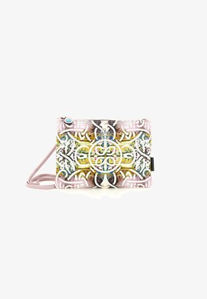 Borsa a pochette multicolore con texture e intricati motivi floreali, dotata di una tracolla rosa e un dettaglio a bottone turchese.