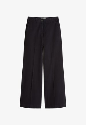 Zwarte broek met wijde pijpen, met lussen voor een riem, knoopsluiting en zijzakken, plat uitgestald op een witte achtergrond.