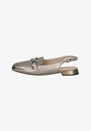 Mocassin slingback en cuir métallique avec bout carré, détail chaîne argentée sur le dessus, petit talon bloc et bride réglable avec boucle.