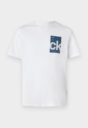 T-shirt in cotone bianco con tasca rettangolare blu e logo "ck" bianco con dettagli testuali. Maniche corte, scollo rotondo, vestibilità regolare.