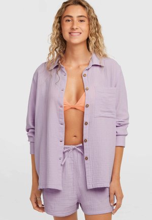 Fialová košeľa na zapínanie s textúrovanou látkou, doplnená zodpovedajúcimi šortkami. Košeľa má vrecko a drevené gombíky.