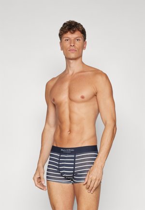 Marine gestreifte Boxershorts mit einem marineblauen Bund, der das Logo "Marc O'Polo" trägt. Hergestellt aus weichem Stoff, bieten sie eine figurbetonte Passform und ein komfortables Design.