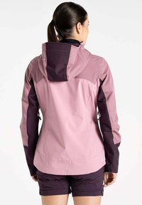 Wasserdichte Jacke im Farbblockdesign in Pink und Dunkellila. Verfügt über eine Kapuze, verstellbare Bündchen und Belüftungsöffnungen für Atmungsaktivität.