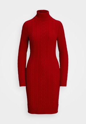 Punane kudumisest turtleneck kleit, millel on nöörimuster, pikad varrukad ja ribadest ääred ning alumine serv. Slim fit stiil, mille pikkus ulatub keskel reie kõrgusele.