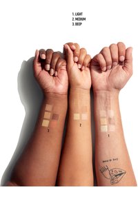 Trois bras présentent des échantillons : brun foncé, bronzage moyen et teintes de peau claires. Chaque bras affiche quatre échantillons carrés de différentes nuances.