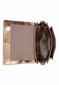Borsa metallizzata bronzo aperta, con una texture liscia, due scomparti principali, una tasca con cerniera e chiusure a scatto. Foderata con tessuto color taupe.