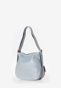 Hellblaues Leder Schultertasche mit einer lässigen Form, abgerundeten Kanten und einem einzelnen Riemen, der ein einfaches, schmuckloses Design aufweist.
