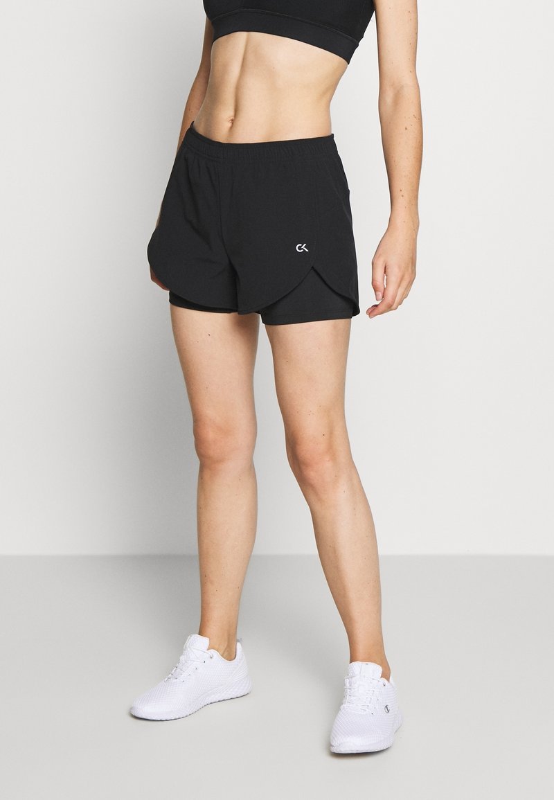 Svarta träningsshorts i ett lätt och stretchigt material. Har en rundad fåll, elastisk midja och en liten logotyp på framsidan.