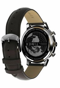 Timex óra fekete bőrszíjjal, ezüst rozsdamentes acél tokkal és földgömb mintával a fekete óraszámlapon.