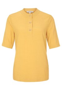 Gul kortärmad topp med rund krage, med en tre-knappslång och en mjuk, lätt tygstruktur.