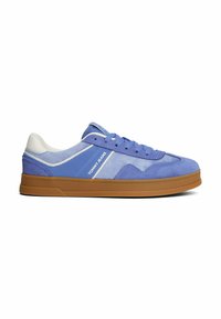 Niedrig geschnittener Sneaker aus blauem Wildleder und Mesh mit weißer Einfassung, brauner Gummisohle und "TOMMY JEANS"-Logo an der Seite.
