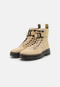 Dr. Martens Stivaletti con plateau - beige