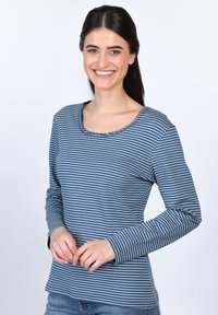 Langarmshirt mit blauen und hellgrauen Streifen, runder Ausschnitt mit gewelltem Rand, weicher Stoff, lockere Passform, kombiniert mit Jeans.