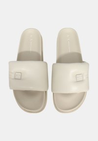 Sandali a scivolo bianchi con una fascia imbottita, texture liscia e accentuazione del logo. Suola imbottita e bordi arrotondati per il massimo comfort.