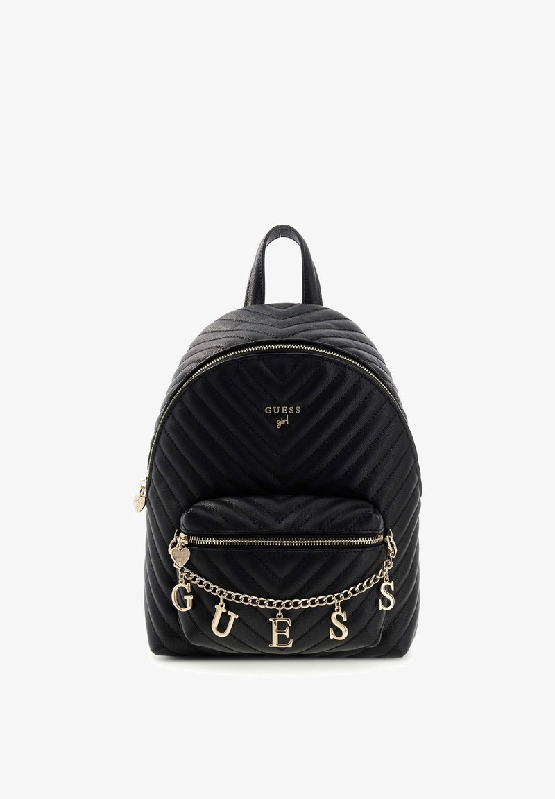 Mochila acolchada negra con cremallera dorada, bolsillo delantero y charms en forma de letras doradas que forman la palabra "GUESS".