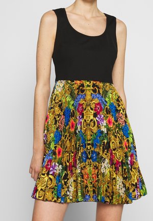 Bezrękawowa czarna sukienka z plisowanym dołem, zdobiona żywymi złotymi wzorami barokowymi i kolorowymi kwiatowymi motywami.