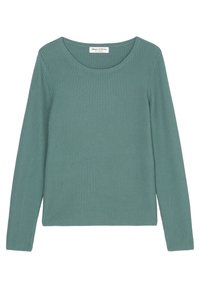 Langærmet ribstrikket sweater i dæmpet grøn. Har en rund halsudskæring og en tætsiddende silhuet med blød tekstur. Brandlabel synlig.
