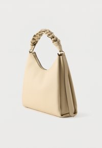 Bėgiškos odos rankinė su pynimo viršutine rankena, išlenkta forma, užtrauktuku uždaroma ir lygiu paviršiumi. Turi minkštas šonus ir minimalias siūles.