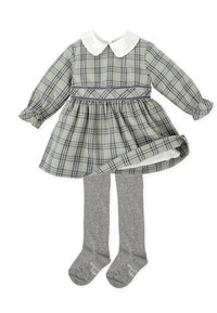 Vestido a cuadros verdes con cuello blanco, mangas largas y cintura fruncida, combinado con medias grises que presentan un diseño estampado en los pies.