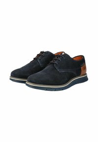 Scarpe in suede di un blu scuro con design perforato, dettagli in pelle marrone, punta rotonda, suola piatta in gomma e chiusura con lacci.
