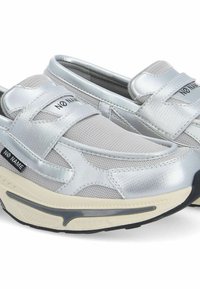 Zilveren instapsneakers met een mesh- en synthetische textuur, voorzien van klittenbandsluitingen, een chunky zool en een contrasterend logo-detail.