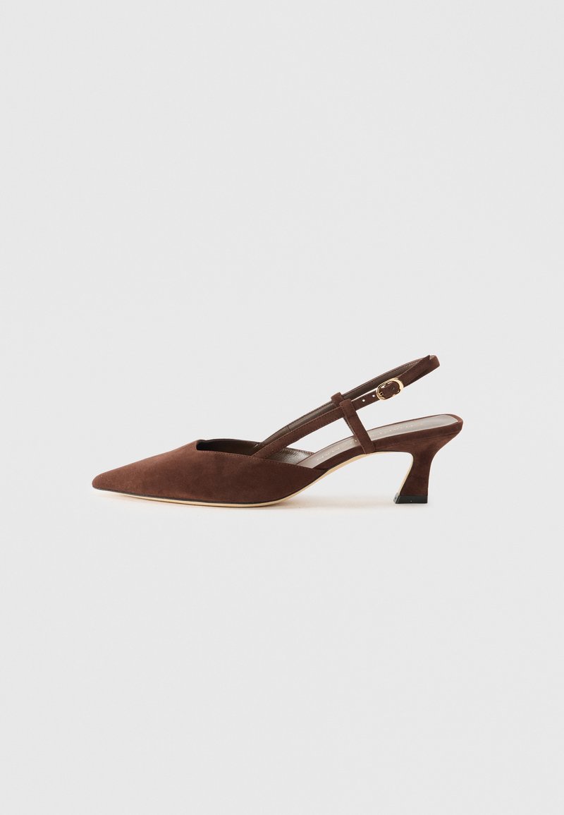 Chaussure slingback en suede marron avec un bout pointu, une sangle ajustable et un talon modeste. Sa texture lisse et ses côtés ouverts améliorent la respirabilité.