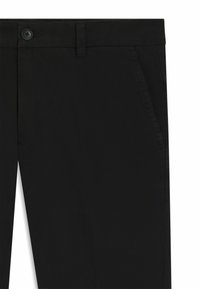 Czarne spodnie wykonane z gładkiego materiału, z pojedynczym zapięciem na guzik, bocznymi kieszeniami i prostym krojem nogawek. Minimalistyczny wygląd.