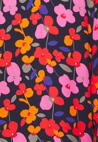 Tessuto floreale con fiori rosa, rossi, arancioni e viola su uno sfondo blu navy scuro. Texture morbida con diverse forme di fiori e accenti di foglie.