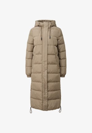 Pikk, polsterdatud beež mantel kapuutsiga, horisontaalsete õmblustega, nööridega kaelas ja hemil, ning elastsete mansettidega.