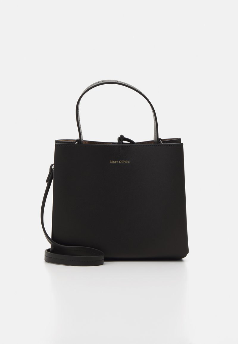 Schwarze Lederhandtasche mit kurzen Griffen und einem verstellbaren Schulterriemen. Glatte Textur, minimalistisches Design, mit einem goldenen Logo-Element.