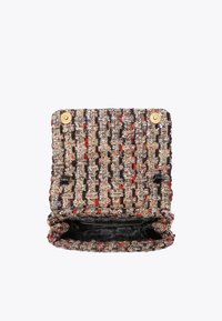 Borsa intrecciata con una texture multicolore, dettagli dorati, bordi neri e chiusura a scatto. Design compatto, ideale per l'uso quotidiano.