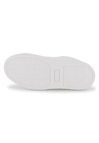 Λευκό αθλητικό παπούτσι με υφή στη σόλα από καουτσούκ σε σχήμα ζιγκ-ζαγκ. Περιλαμβάνει λεπτομέρεια με το λογότυπο στο πλάι για αναγνώριση.