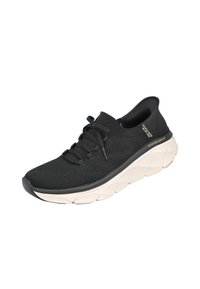 Zapatilla deportiva negra con parte superior de tejido, cierre de cordones y suela blanca acolchada. Presenta un diseño texturizado y un acento de logo en el talón.