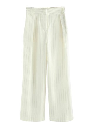 Witte wijde broek met smalle verticale grijze krijtstreepjes en een hoge taille met riemlussen en voorplooien.