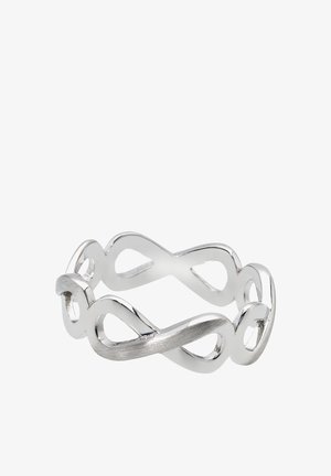 Bague en argent en forme d'infini avec un éclat lisse. Le design présente des boucles entrelacées, combinant des textures polies et brossées.