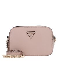 Borsa sintetica rosa con finitura texturizzata, dettagli in catena dorata e logo triangolare. Include una tracolla staccabile per versatilità.
