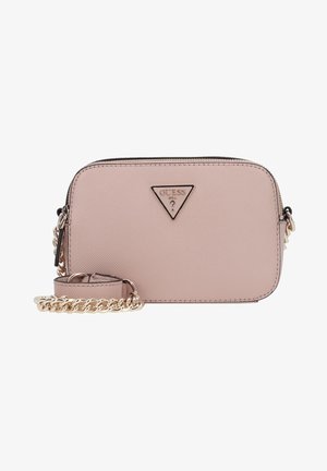 Bolsa sintética rosa com um acabamento texturizado, detalhes em corrente dourada e um logótipo triangular. Inclui uma alça destacável para versatilidade.