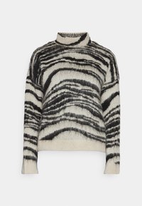 Strickpullover mit einem hohen Ausschnitt, der ein schwarz-creamfarbenes Zebra-Streifenmuster und eine leicht flauschige Textur aufweist sowie gerippte Bündchen und Saum hat.